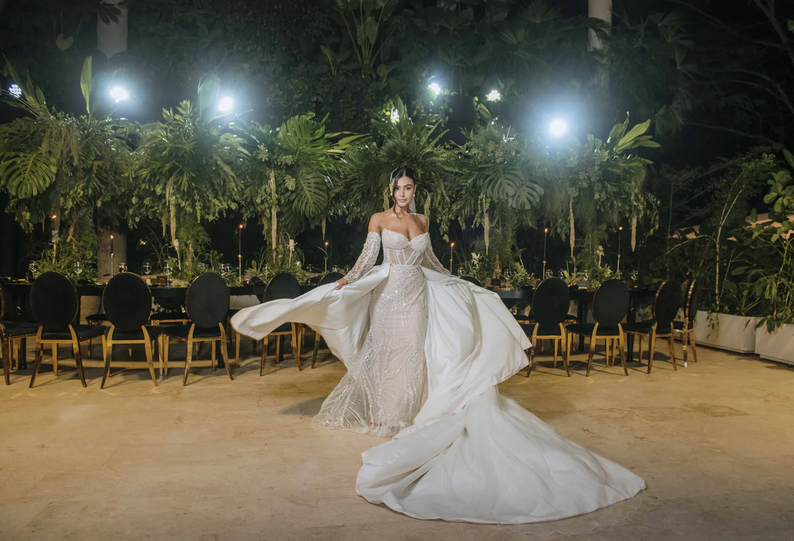 Novia celebrando plenamente junto a sus invitados