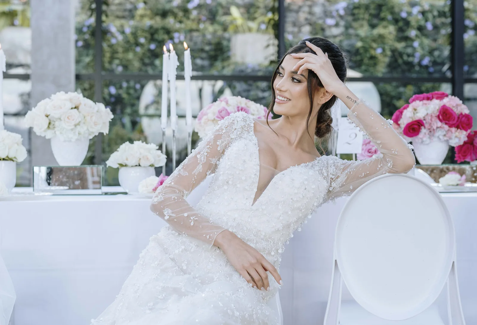 Novia disfrutando el ambiente creado para su boda destino