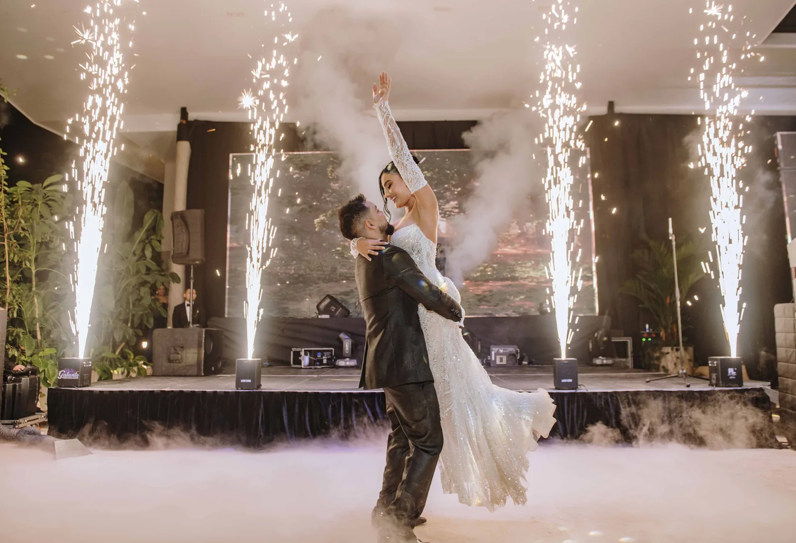 Novia disfrutando su primer baile en una boda de lujo