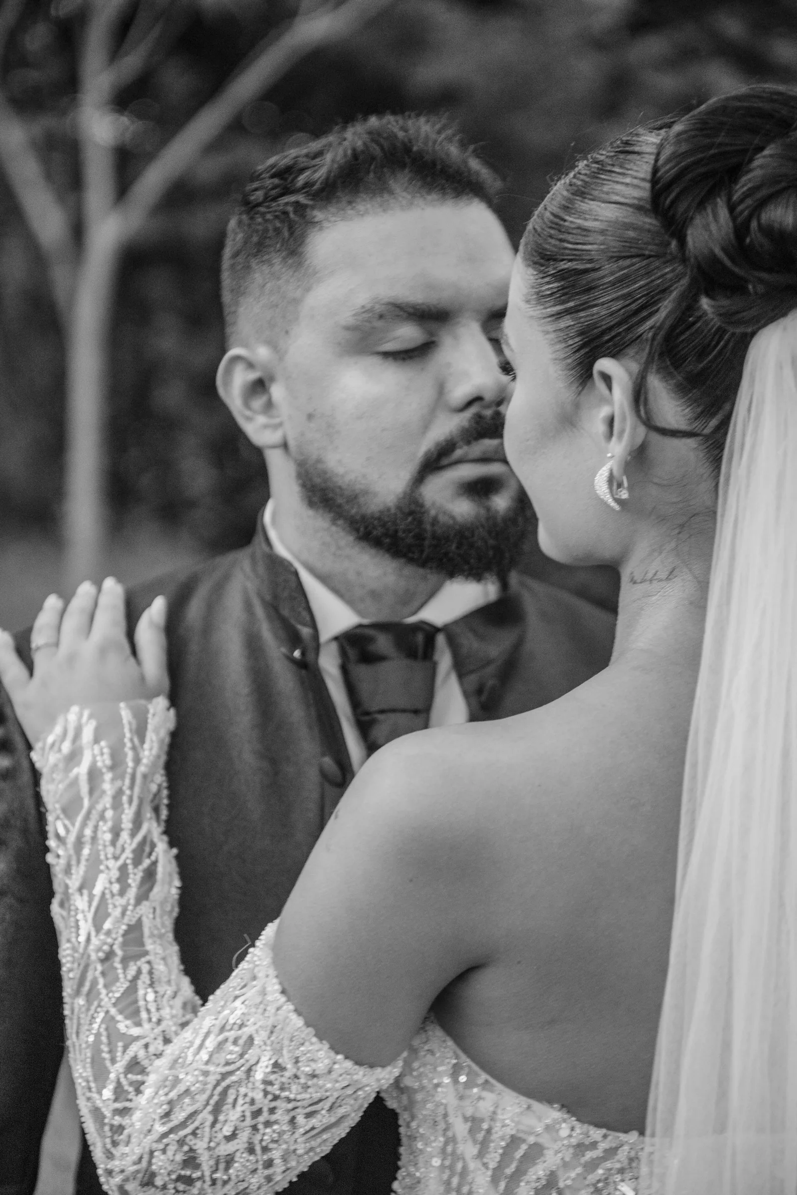 Novios compartiendo un instante íntimo el día de su boda