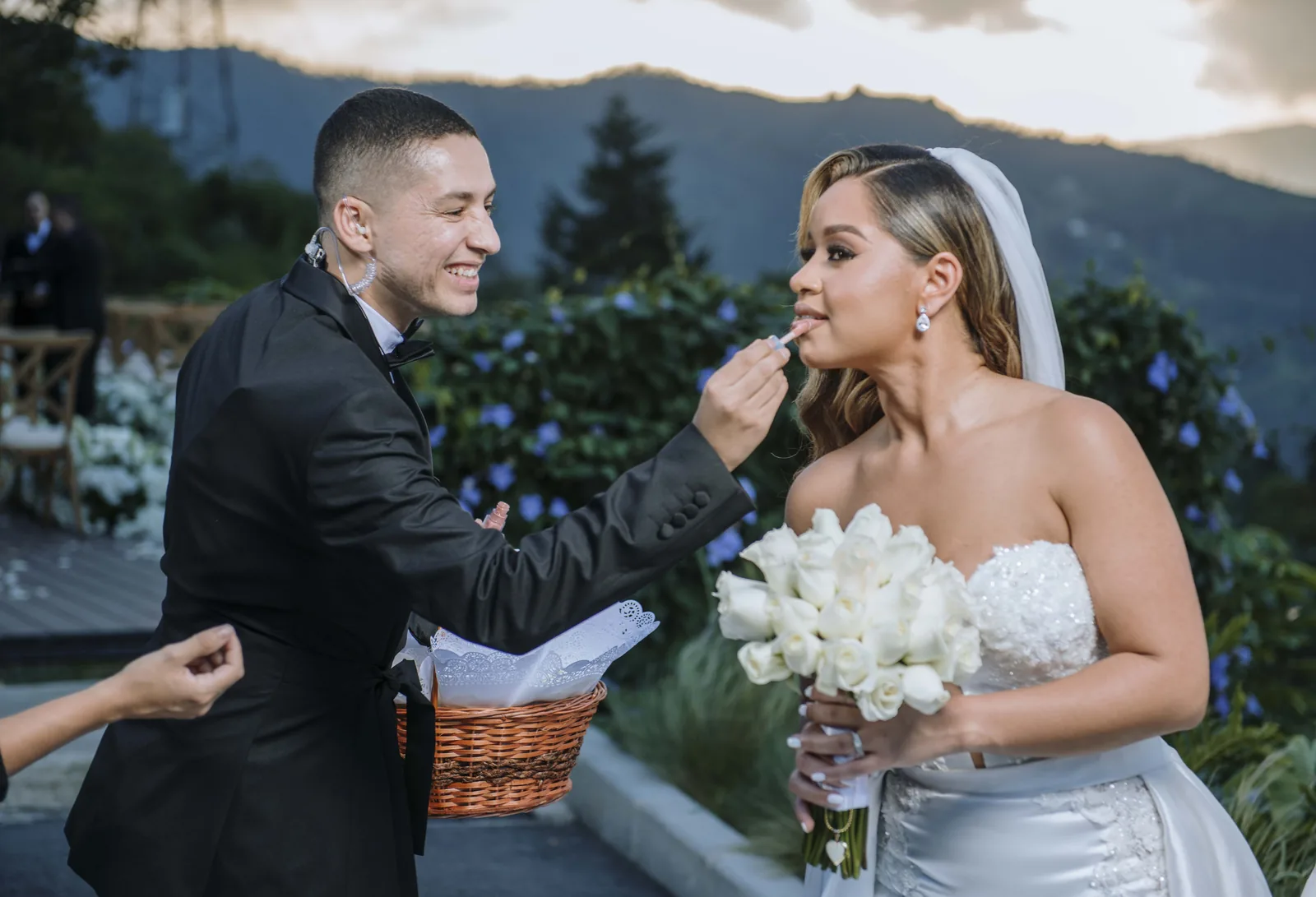 Novia sonriendo durante una celebración diseñada por Prestige Events