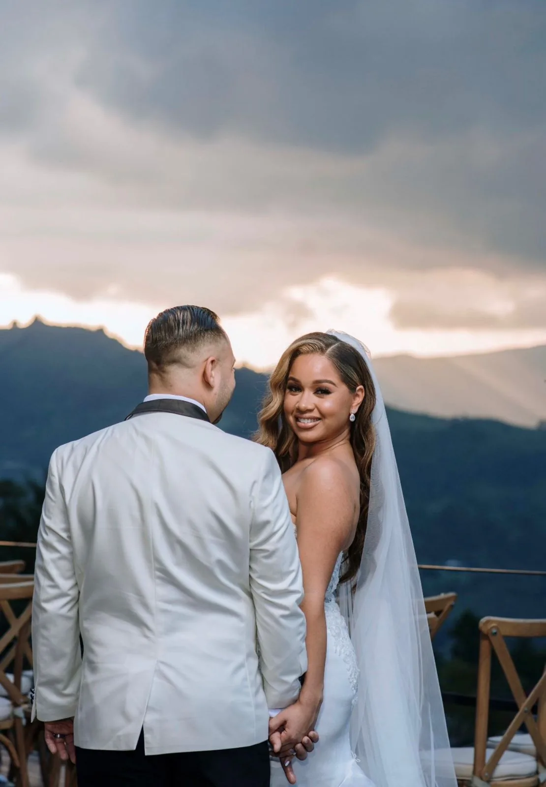 Novia en un paisaje de montaña en Colombia