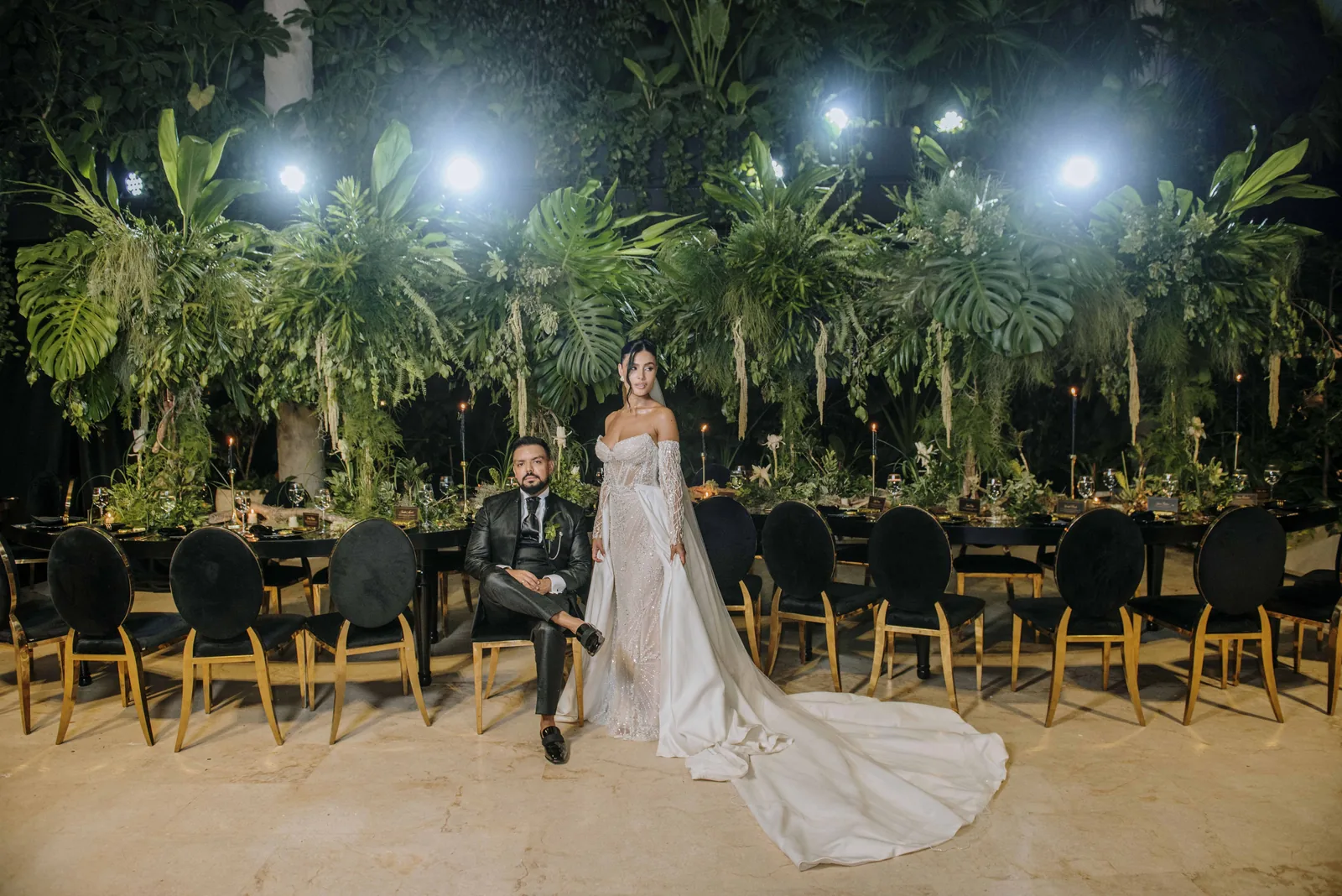 Novios retratados en una recepción de lujo creada en Colombia