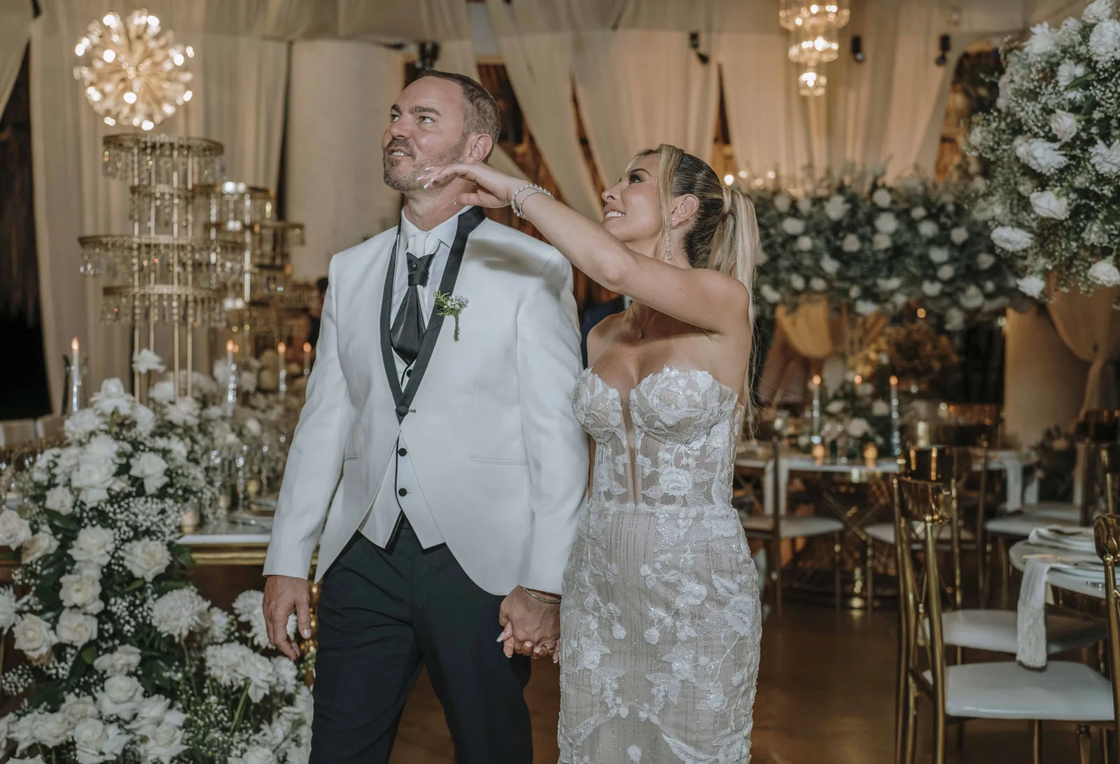 Pareja compartiendo un gesto espontáneo durante su celebración