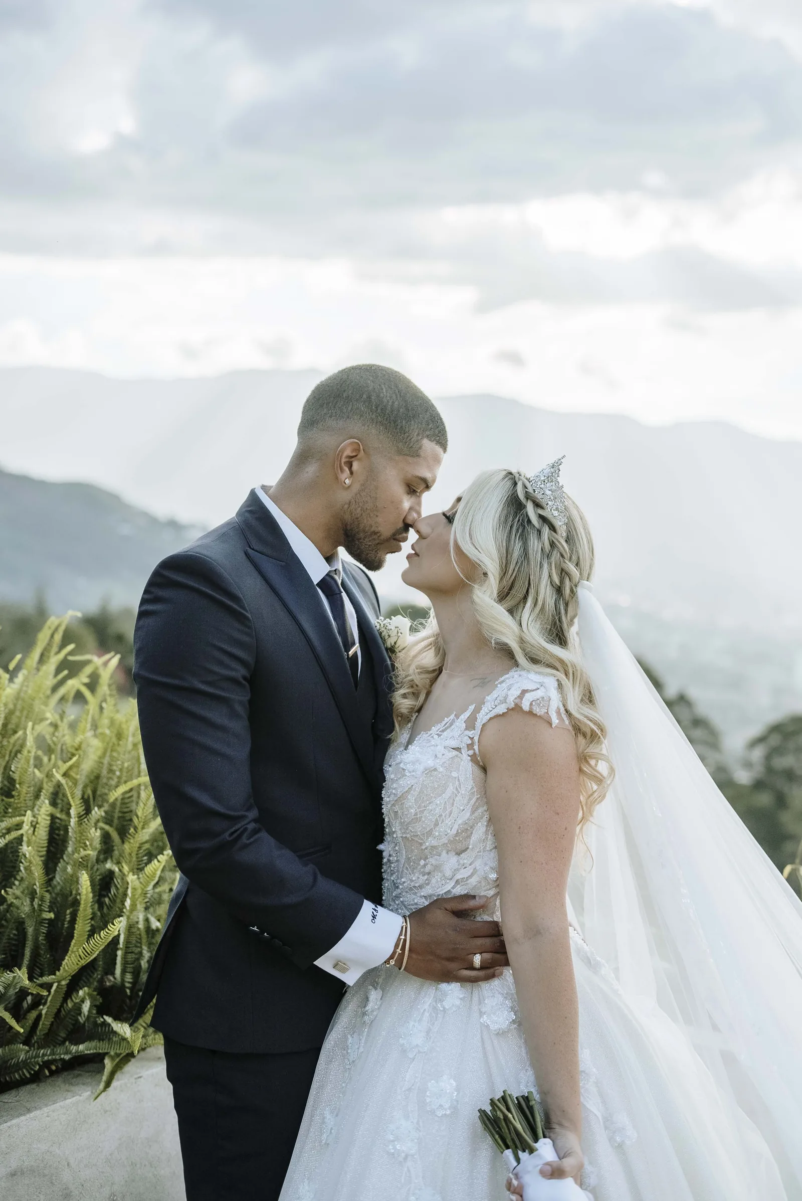 Pareja celebrando su boda entre las montañas de Colombia