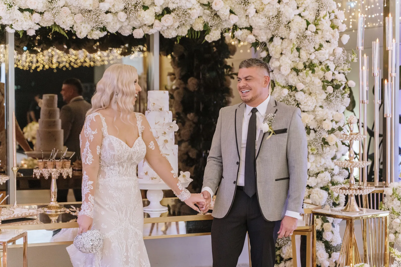 Novios celebrando rodeados de flores y detalles de lujo