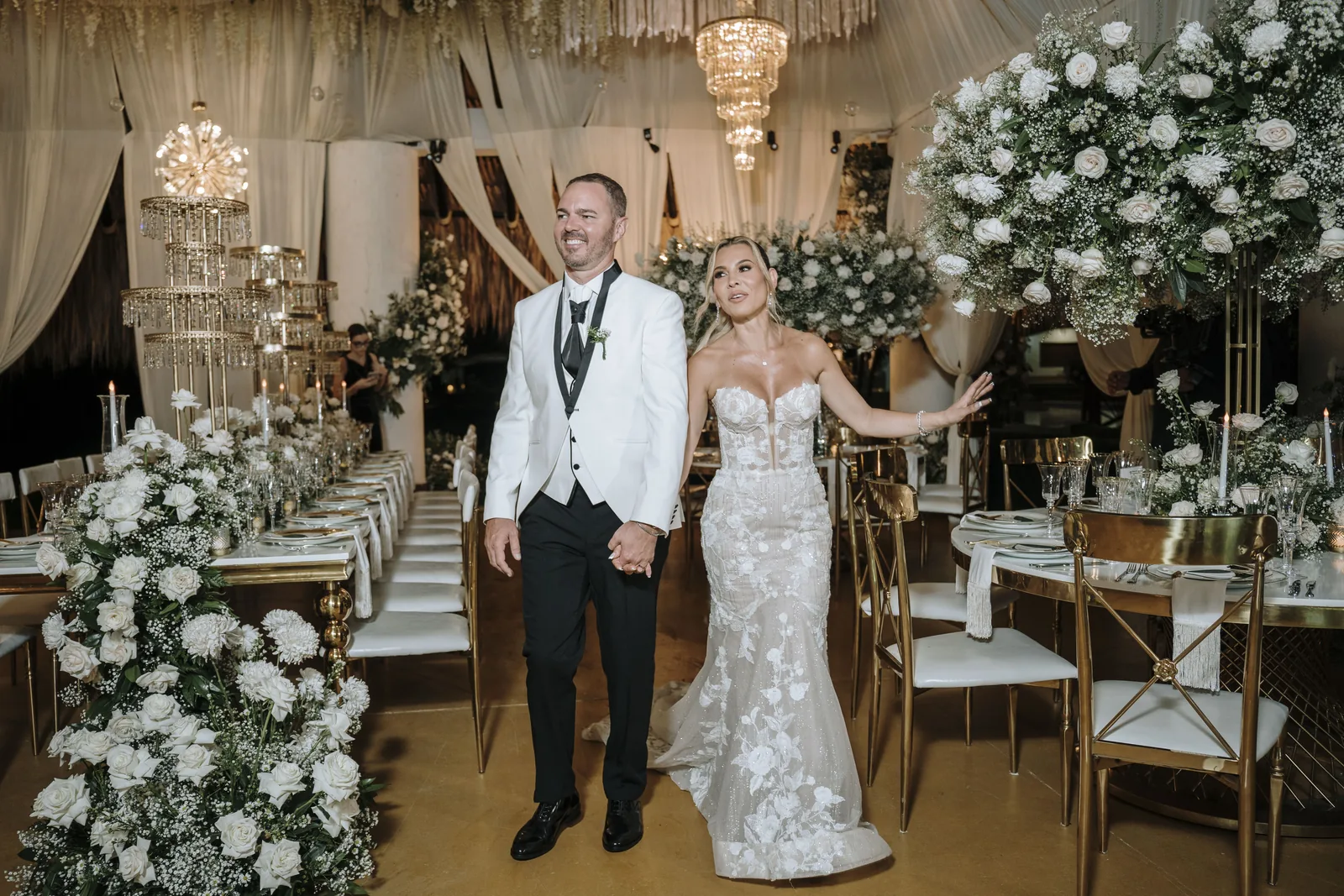 Novios entrando juntos a una recepción de lujo en Colombia